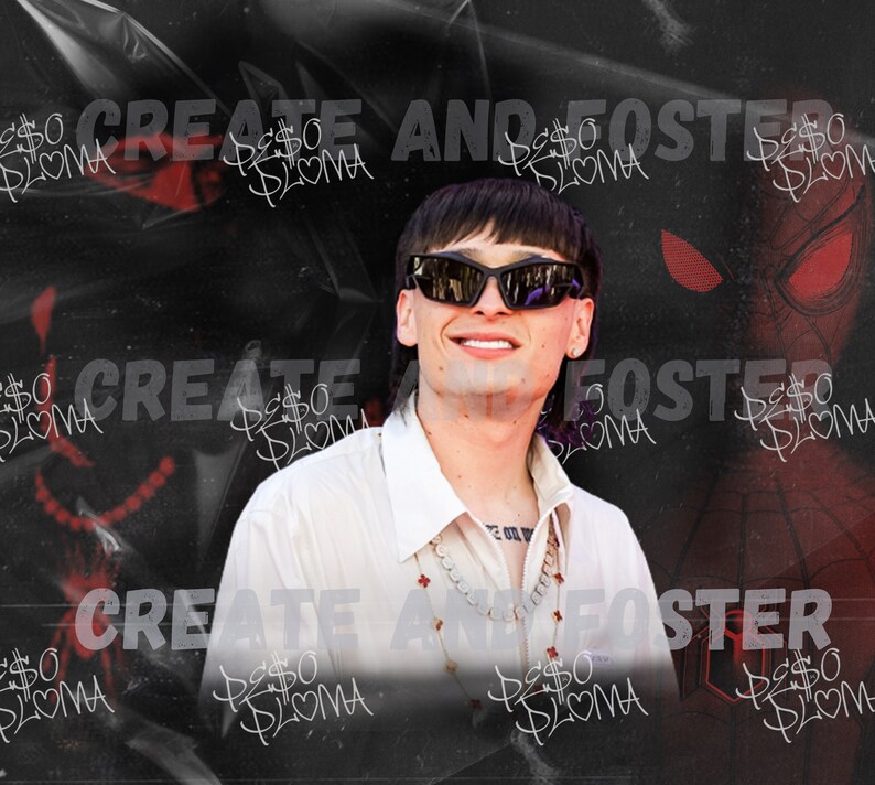 Puede incluir: Una persona sonriente con gafas de sol negras y una camisa blanca con cuello. Se ve un collar con detalles rojos. El fondo presenta un gr&aacute;fico de Spider-Man y el texto "CREATE AND FOSTER".