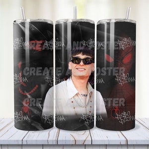 Puede incluir: Un vaso de acero inoxidable con un fondo negro que presenta a una persona con gafas de sol. El vaso tiene las palabras "CREATE A POSTER" y "$50 LOMA" en blanco, junto con un gr&aacute;fico de ara&ntilde;a roja.