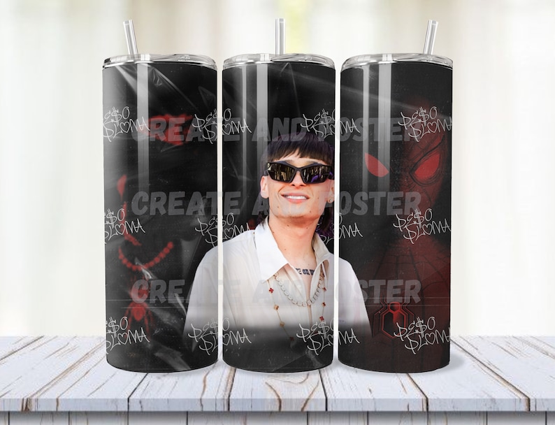 Puede incluir: Un vaso de acero inoxidable con un fondo negro que presenta a una persona con gafas de sol. El vaso tiene las palabras "CREATE A POSTER" y "$50 LOMA" en blanco, junto con un gr&aacute;fico de ara&ntilde;a roja.