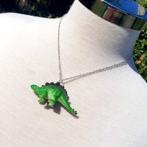 Collar reciclado de dinosaurio Stegosaurus, ideas de regalo de joyería ecológica reciclada y reutilizada, dinosaurio Stegosaurus estilo Jurásico de los 90 Kidcore