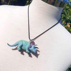 Colar de dinossauro Triceratops reciclado, ideias de presentes com joias ecológicas recicladas, dinossauro jurássico, paleontologia, nerd, peculiar, vintage dos anos 90