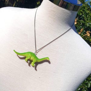 Collar de dinosaurio saurópodo diplodocus verde, ideas de regalo de joyería reciclada y ecológica, paleontología jurásica de dinosaurios Kidcore