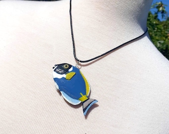 Collana riciclata con pesce chirurgo tropicale, idee regalo per gioielli riciclati ed ecocompatibili, acquario marino in stile vintage anni '90