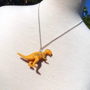 Collar reciclado de dinosaurio tiranosaurio T. rex, ideas de regalo de joyería reciclada, ecológica y reutilizada, dinosaurio T. rex estilo jurásico Y2K de los años 90