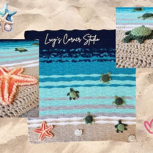 Peut inclure: Une couverture de plage en crochet avec un motif ray&eacute; bleu et blanc. La couverture pr&eacute;sente une &eacute;toile de mer, des coquillages et plusieurs tortues de mer en crochet. Le texte "Lucy's Corner Studio" est visible dans le coin sup&eacute;rieur droit de la couverture.