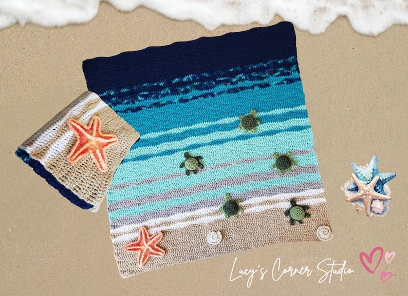 Peut inclure: Une couverture de plage en crochet avec un motif ray&eacute; bleu, vert et blanc. La couverture pr&eacute;sente une vari&eacute;t&eacute; d'applications sur le th&egrave;me de la mer, notamment des &eacute;toiles de mer et des tortues de mer. La couverture est pos&eacute;e sur une surface sablonneuse avec une vague d'&eacute;cume en arri&egrave;re-plan. Le texte "Lucy's Corner Studio" est visible dans le coin inf&eacute;rieur droit de l'image.