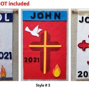 Pu&ograve; includere: Tre striscioni in feltro con diversi design per un battesimo o una cerimonia di battesimo. Gli striscioni sono bianchi con accenti rossi, gialli e blu. Gli striscioni presentano una croce, una colomba e fiamme. Gli striscioni sono etichettati "CAROL", "JOHN" e "JOHN".