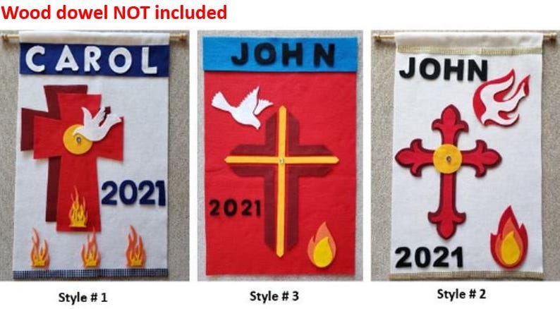 Pu&ograve; includere: Tre striscioni in feltro con diversi design per un battesimo o una cerimonia di battesimo. Gli striscioni sono bianchi con accenti rossi, gialli e blu. Gli striscioni presentano una croce, una colomba e fiamme. Gli striscioni sono etichettati "CAROL", "JOHN" e "JOHN".