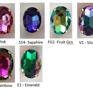Pu&ograve; includere: Assortimento di strass ovali in vetro sfaccettato in vari colori, tra cui acquamarina, rosa, zaffiro, verde frutto, viola, giallo, viola, arcobaleno e smeraldo.