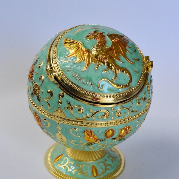 Dragon's  Metal Windproof Ashtray with Dragon Inspired Vintage Metal Ashtray with Lid for Cigarette Portable Smoking Cigar Car Ashtray