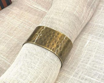 Juego de 4 anillos para servilletas de latón martillado hechos a mano