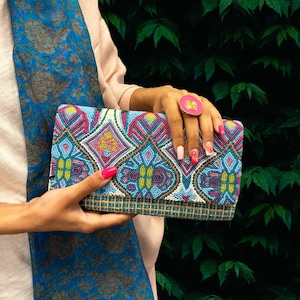 Clutch Pratap: clutch de cuentas vibrantes en azul hecho a mano