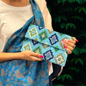 Pochette Maurya - Pochette en perles faite main avec diamant bleu