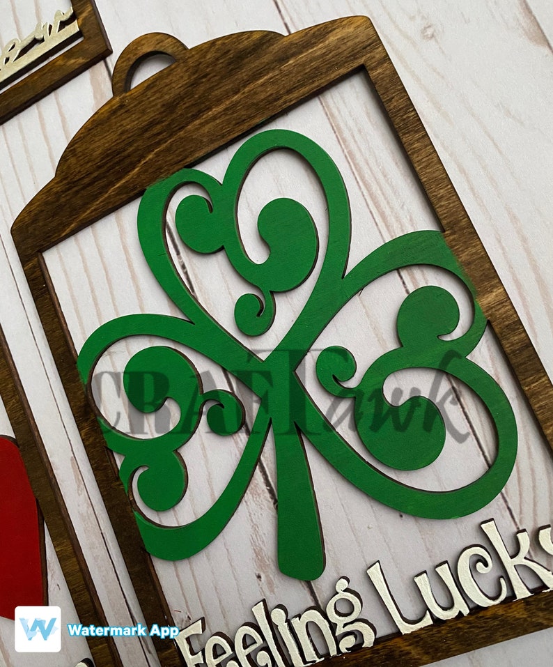 Pu&ograve; includere: Un cartello di legno con un trifoglio verde ritagliato e il testo "Feeling Lucky" in lettere bianche.
