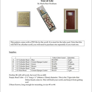K&ouml;nnte beinhalten: Ein druckbares Muster f&uuml;r eine Mezuzah, ein j&uuml;disches religi&ouml;ses Objekt in Form eines Lebensbaums. Das Muster enth&auml;lt Anweisungen zum Perlen der Mezuzah mit verschiedenen Perlenfarben, darunter Blau, Creme, Gr&uuml;n, Braun und Gold. Das Muster enth&auml;lt auch eine Liste der Perlenfarben und der ben&ouml;tigten Mengen.