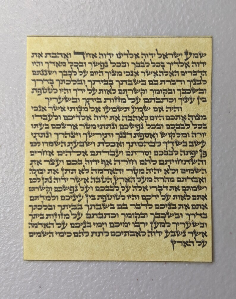 K&ouml;nnte beinhalten: Eine Nahaufnahme eines vergilbten Papiers mit schwarzem hebr&auml;ischem Text. Der Text ist ein Gebet oder ein Segen, wahrscheinlich aus einem j&uuml;dischen religi&ouml;sen Text. Der Text ist in traditioneller hebr&auml;ischer Schrift.