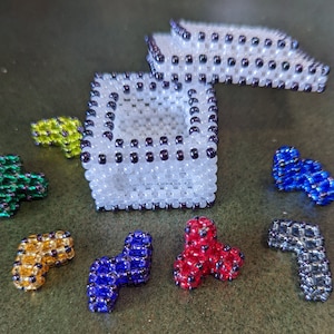 3-D Puzzle mit Schachtel, Fädelanleitung