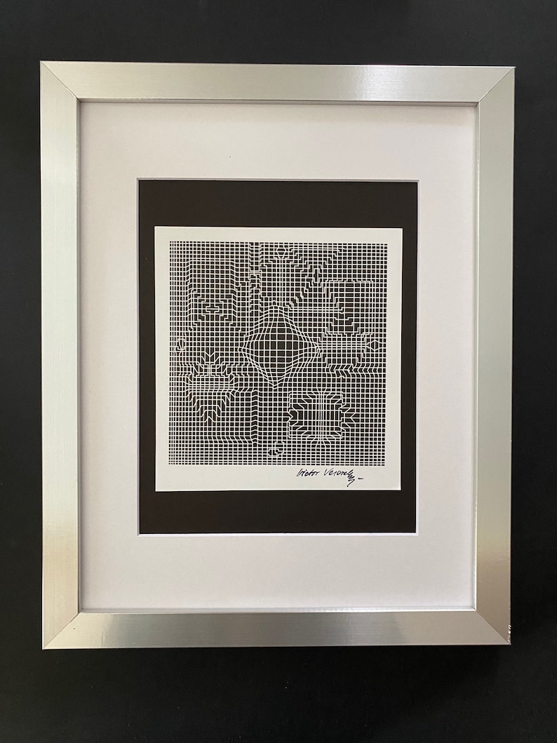 Op de afbeelding: Een ingelijste zwart-witprint van een geometrisch ontwerp met een rasterpatroon. De print is rechtsonder gesigneerd met "Peter Veronese".