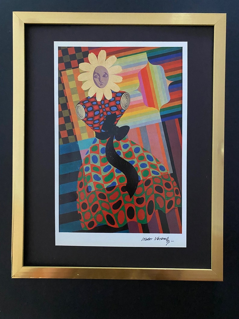 Puede incluir: Una impresi&oacute;n abstracta colorida de una mujer con un vestido y una gran flor en la cabeza. El fondo es un patr&oacute;n geom&eacute;trico de cuadrados, rayas y c&iacute;rculos. La impresi&oacute;n est&aacute; firmada "Peter Varolly".