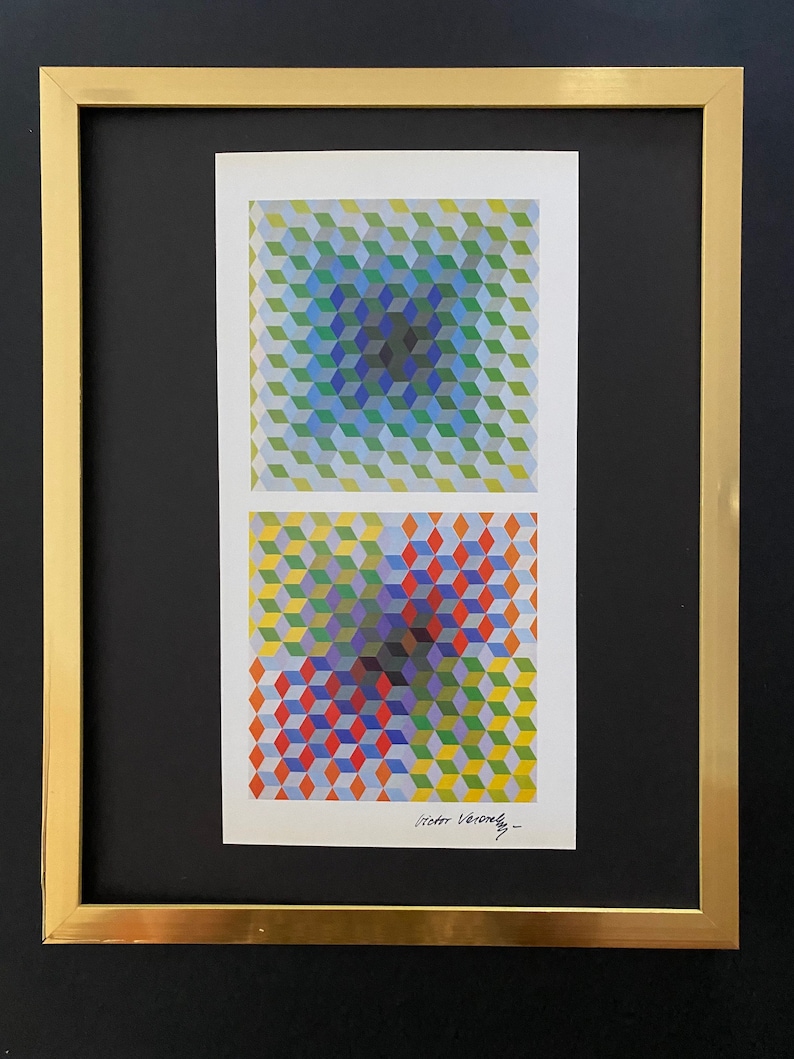 Op de afbeelding: Een ingelijste print met twee geometrische patronen van kleurrijke, driedimensionale kubussen. Het bovenste patroon loopt over van blauw naar groen, terwijl het onderste rode, gele en blauwe kubussen toont. Gesigneerd door Victor Vasarely.