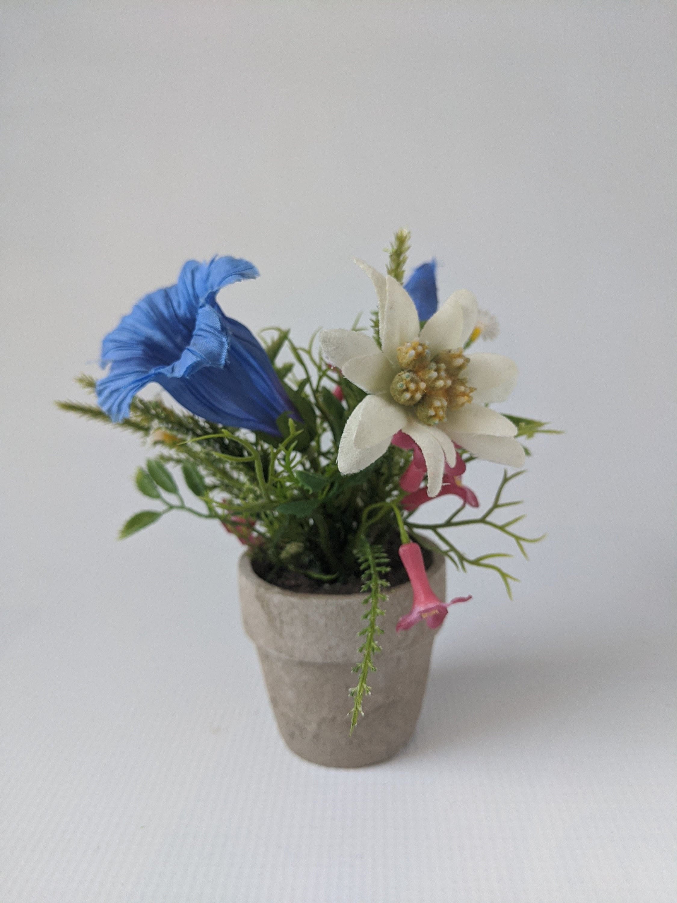 Vaso di fiori alpini in seta con stella alpina, genziana e rosa alpina