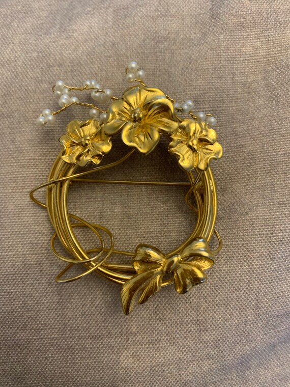 Georgous Art Nouveau Gold Wreath Broach - image 2