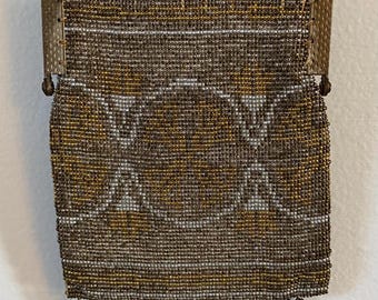 Peut inclure: Un sac à main vintage en perles avec une bandoulière en chaîne dorée et argentée. Le sac est fait de petites perles tissées serrées et a une frange de perles en bas.