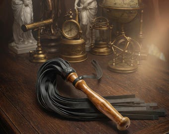Hochleistungs-Leder-Flogger mit breiten Schwänzen Thuddy Auswirkungen Peitsche Premium-Leder starken Griff
