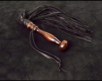 Chicote de couro artesanal com cabo de madeira, preto, para uso BDSM.