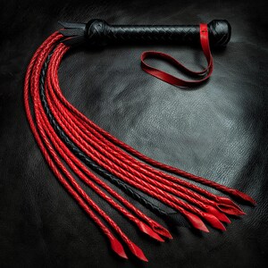 FRUSTA IN VERA PELLE 25 CODE – ROSSA E NERA CON BORCHIETTI D'ACCIAIO – USO SPORTIVO