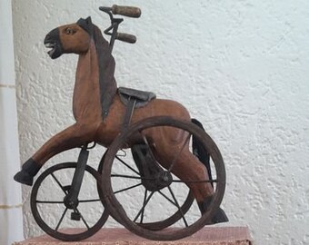 Vieux cheval en bois à trois rouleaux, dans sa boîte d'origine