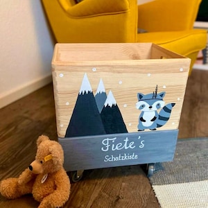 Holzbox Spielzeugkiste Waschbär mit Name Montessori fürs Kinderzimmer Babygeschenk personalisiert Taufe Geburt Geburtstag Ostern