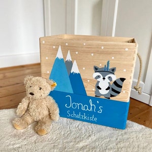 Spielzeugbox Waschbär mit Name, Holzbox fürs Kinderzimmer, Babygeschenk Taufe Geburt Kleinkind Geburtstag Weihnachten  personalisiert