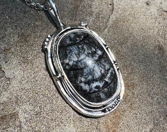 Colgante de plata de ley con forma de ortocera fosilizada
