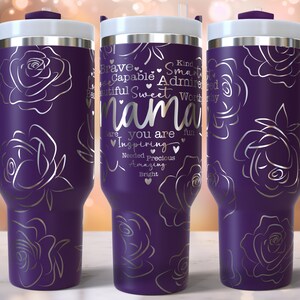 Puede incluir: Taza de viaje de acero inoxidable de color morado con asa y tapa plateadas. La taza tiene un dise&ntilde;o floral con rosas plateadas y el texto "Brave, Capable, Admirable, Beautiful, Sweet, Worthy, Mama, You are Inspiring, Needed, Precious, Amazing, Bright".