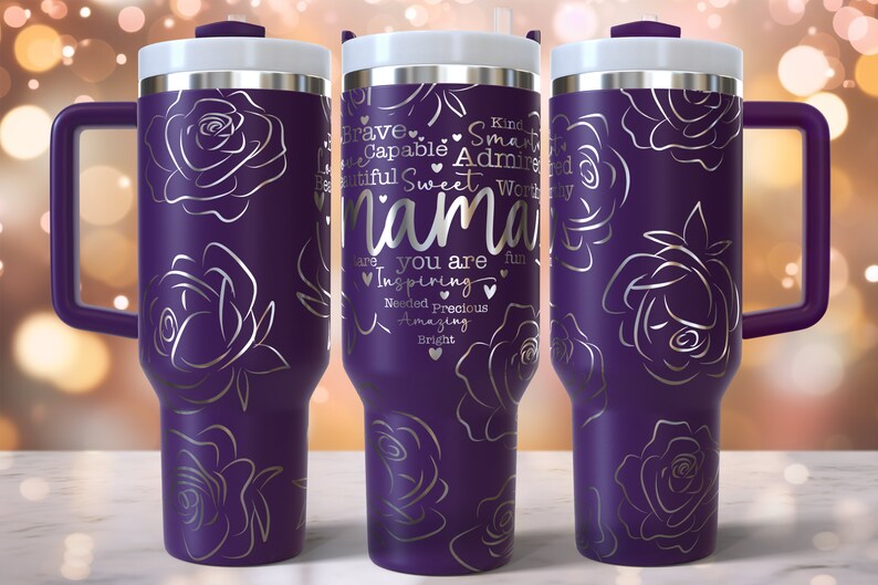 Puede incluir: Taza de viaje de acero inoxidable de color morado con asa y tapa plateadas. La taza tiene un dise&ntilde;o floral con rosas plateadas y el texto "Brave, Capable, Admirable, Beautiful, Sweet, Worthy, Mama, You are Inspiring, Needed, Precious, Amazing, Bright".