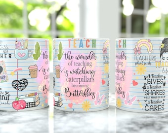 Pode incluir: Três canecas de cerâmica branca com designs coloridos e texto relacionado ao ensino. As canecas apresentam ilustrações de lápis, xícaras de café, arco-íris e borboletas. O texto inclui "TEACH", "TEACHER" e citações inspiradoras.