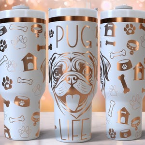 Peut inclure: Trois tasses &agrave; caf&eacute; isothermes en acier inoxydable blanc avec un bord et une poign&eacute;e de couleur cuivre. Les tasses sont d&eacute;cor&eacute;es d'un visage de carlin, des mots "PUG LIFE" et d'empreintes de pattes, d'os, de niches et de colliers.