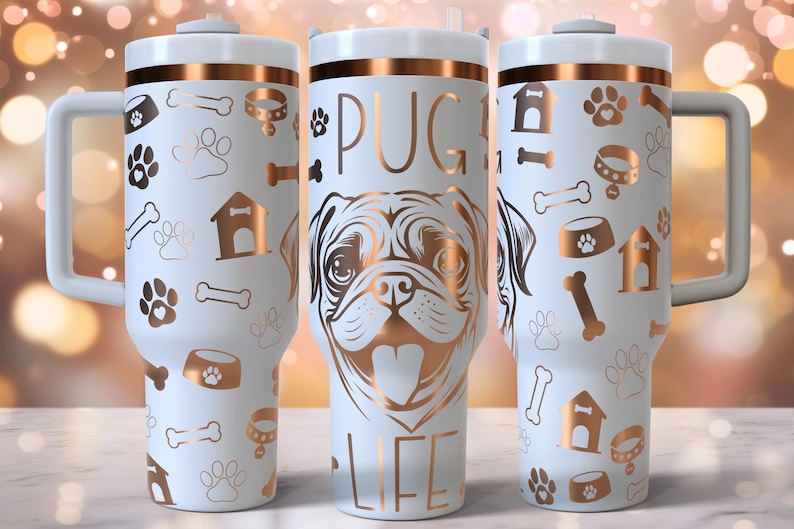 Peut inclure: Trois tasses &agrave; caf&eacute; isothermes en acier inoxydable blanc avec un bord et une poign&eacute;e de couleur cuivre. Les tasses sont d&eacute;cor&eacute;es d'un visage de carlin, des mots "PUG LIFE" et d'empreintes de pattes, d'os, de niches et de colliers.