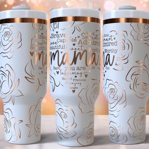 Puede incluir: Un vaso blanco con un patr&oacute;n de rosas y letras doradas que dicen "My Mama You Are Brave, Capable, Admired, Beautiful, Sweet, Worthy, Rare, Inspiring, Needed, Precious, Amazing, Bright".