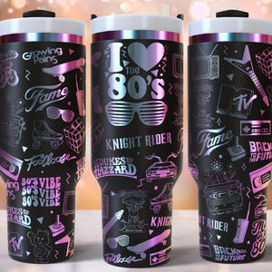 K&ouml;nnte beinhalten: Drei Edelstahlbecher mit schwarz-wei&szlig;en Grafiken zum Thema der 80er Jahre. Die Grafiken beinhalten den Text "I Love the 80s", "Knight Rider", "Dukes of Hazzard", "Fame", "Footloose", "Back to the Future" und "MTV".