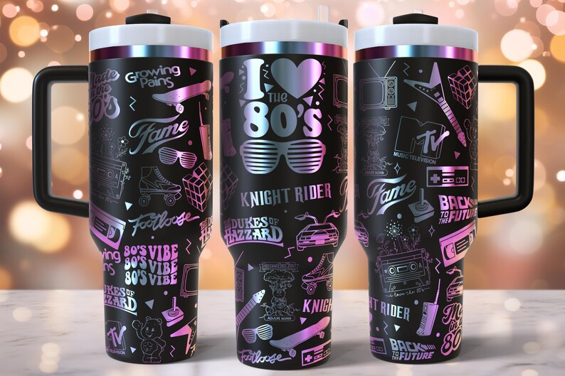 K&ouml;nnte beinhalten: Drei Edelstahlbecher mit schwarz-wei&szlig;en Grafiken zum Thema der 80er Jahre. Die Grafiken beinhalten den Text "I Love the 80s", "Knight Rider", "Dukes of Hazzard", "Fame", "Footloose", "Back to the Future" und "MTV".