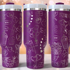 K&ouml;nnte beinhalten: Drei violette Edelstahlbecher mit einem wei&szlig;en Griff. Jeder Becher hat ein anderes Design mit wei&szlig;en Herzen, Pfeilen und anderen Grafiken zum Valentinstag. Die Becher haben ein Fassungsverm&ouml;gen von 20 Unzen.