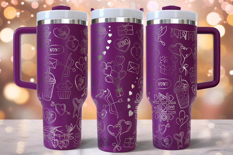 K&ouml;nnte beinhalten: Drei violette Edelstahlbecher mit einem wei&szlig;en Griff. Jeder Becher hat ein anderes Design mit wei&szlig;en Herzen, Pfeilen und anderen Grafiken zum Valentinstag. Die Becher haben ein Fassungsverm&ouml;gen von 20 Unzen.