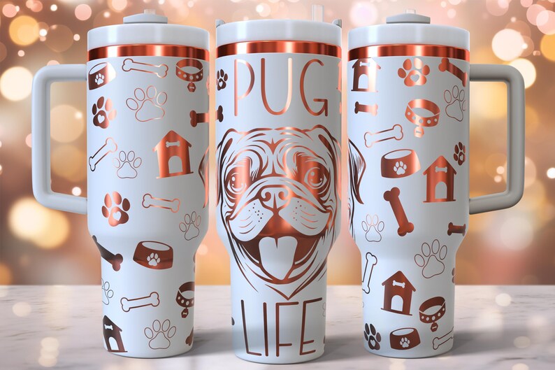 Peut inclure: Trois tasses de voyage en acier inoxydable blanc avec un bord et un motif de couleur cuivre. La tasse de gauche a un motif de patte, d'os et de niche pour chien. La tasse du milieu a un visage de carlin et le texte "PUG LIFE". La tasse de droite a un motif d'os, de patte et de bol pour chien.