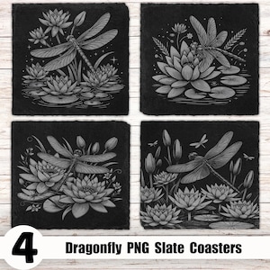 Puede incluir: Juego de cuatro posavasos cuadrados de pizarra negra. Cada posavasos presenta una ilustración detallada en escala de grises de una libélula entre nenúfares y otras plantas acuáticas. El texto "Dragonfly PNG Slate Coasters" está en la parte inferior.