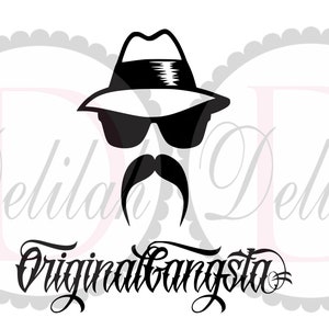 Puede incluir: Silueta en blanco y negro de una persona con un sombrero fedora, gafas de sol y bigote. El texto "Original Gangsta" está escrito en una fuente estilizada debajo de la silueta.