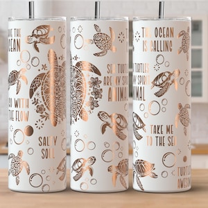 Può includere: Bicchiere isolante bianco con disegni di tartarughe marine color rame e frasi a tema oceanico. Il bicchiere presenta testi come "Save the Ocean", "Go with the flow" e "Take me to the sea".