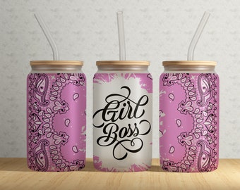 Könnte beinhalten: Drei rosafarbene und schwarz gemusterte Edelstahlbecher mit Deckel und Strohhalmen. Der mittlere Becher hat den Text "Girl Boss" in schwarzer Kursivschrift auf weißem Hintergrund.