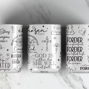 Pu&ograve; includere: Set di tre tazze in ceramica bianca con citazioni ispiratrici nere e disegni floreali. Le citazioni includono "Sii forte e coraggioso", "Scelto", e "Cammina per fede, non per vista".
